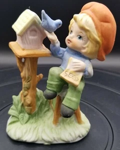 Estatuilla vintage de cerámica para niño pequeño alimentándose de pájaro azul 5" de alto - Imagen 1 de 6