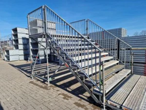 gebrauchter Layher Allround Fluchttreppenturm mit Austrittshöhe 2,10 m - 2,40 m - Bild 1 von 4