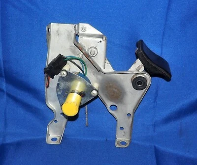 1975 - 1980 年劳斯莱斯银色阴影和幽灵 II 抽油烟机释放闩锁带电磁阀 — 第 1/4 张图片