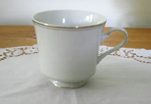 Taza de café marfil China Mikasa TROUSDALE L2801 oro blanco Japón ~ - Imagen 1 de 5