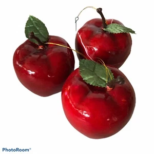 Hermosos adornos de árbol de manzanas rojas brillantes blancas como la nieve revestimiento de esmalte sobre espuma - Imagen 1 de 2