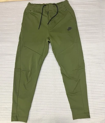 Pantalones de chándal Nike Sportwear Tech Essential sin forro verde oliva para hombre talla pequeña Foto 1 de 4