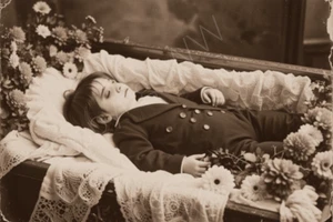 Foto Junge Post Mortem Baby Kind Beerdigung Blumen viktorianisches kleines Mädchen 01 - Bild 1 von 1