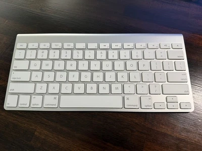 GENUINE Apple Wireless Bluetooth Keyboard A1314 Mac Aluminum Tested Working - Image 1 of 4