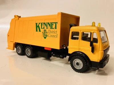 Siku 2820 Mercedes Benz Vintage Refuse Truck 1:55 scale - Image 1 of 4