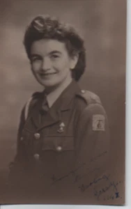 nach 2. WK Foto Frau in Uniform Amerika Toppfoto Ärmalabzeichen 1947 - Bild 1 von 1