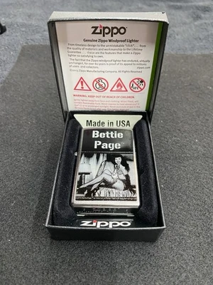 #206 BETTIE PAGE «Игривый» DOMINATRIX ZIPPO ЗАЖИГАЛКА новый и ZIPPO коробка - Изображение 1 из 4