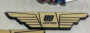 VINTAGE UNITED AIRLINES 1980'S GOLD TONE PLASTIC KIDDIE WINGS PIN - lil box - Picture 1 of 8