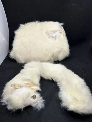 老式毛皮暖手和毛皮领儿童雕像林地小屋 — 第 1/4 张图片