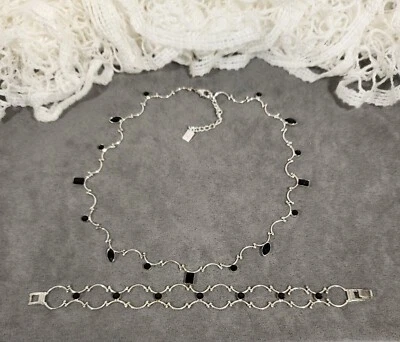 Juego de collar y pulsera Anne Klein "AK" en tono plateado y pedrería negro Foto 1 de 4