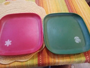 2 Vintage Tupperware 8” Square Plates Kids Camper Green & Red   - Picture 1 of 4