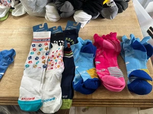 80 $ Einzelhandelssocken Brooks Ghost Lite 3er-Pack Größe L gepolstert pink insgesamt 12 Socken - Bild 1 von 1