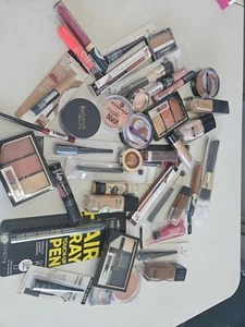 Lotto cassetti spazzatura 40 pezzi enorme trucco cura pelle Elf Believe Maybeline Covergirl - Foto 1 di 20