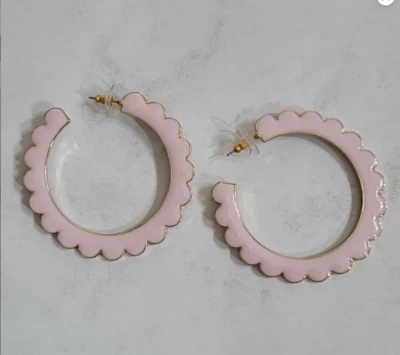 Pendientes de aro de vieira esmaltada rosa Baublebar Foto 1 de 2