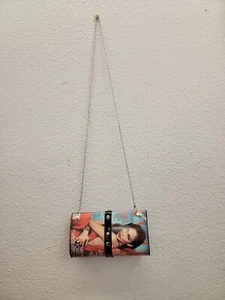 Bolso sin asas de vinilo con estampado de portada de revista Jennifer Lopez Bazaar retro años 80. - Imagen 1 de 21