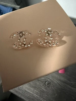 Pendientes Chanel de resina rosa con diamantes de imitación Foto 1 de 4