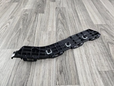 Lexus RX450h 2010-2015 Rear Left Bumper Retainer 52576-0E020 Foto 1 de 4