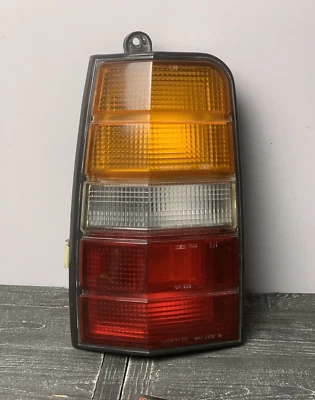 Lanterna traseira esquerda fabricante de equipamento original TOYOTA CORONA KT147 AT140 VAN WAGON 1983 1987 JDM - Imagem 1 de 4