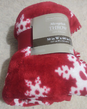 New Home Trends 50” x 60” Microplush Throw Blanket Red & White Snowflakes
