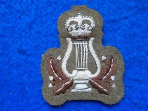 1 X ERII BRITISH ARMY MUSICIANS BATTLEDRESS WOVEN CLOTH ARM BADGE - Picture 1 of 2