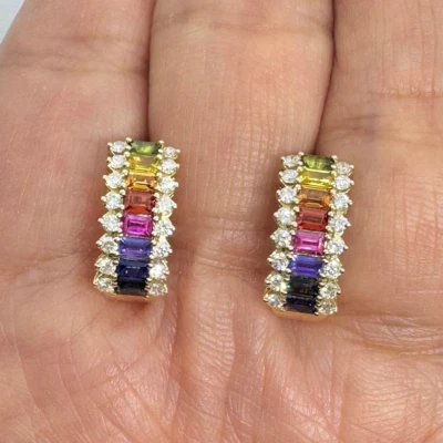 Pendientes de aro Huggie arco iris baguette creados en laboratorio de 1,54 quilates enchapados en oro amarillo de 14 quilates Foto 1 de 4