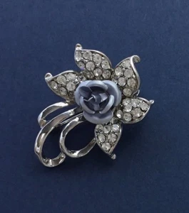 Blaue Blume Brosche Anstecknadel mit klaren Kristallen verziert - Bild 1 von 1