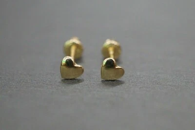 Pendientes pequeños de oro amarillo macizo de 14K de 3,5 mm con corazón pulido. Foto 1 de 4