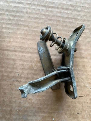 Trava do capô dianteiro VW Volkswagen Type 3 Karman Ghia 411 T4 entalhe traseiro quadrado - Imagem 1 de 3