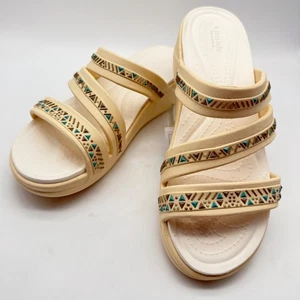 Crocs Boca Medaillon Keilabsatz-Pantoletten für Damen cremefarben Größe 8 für Damen – neu mit Etikett - Bild 1 von 11