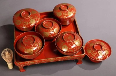 Shitugei Mochizuki Hana Karakusa Oro Makie Laca Roja Comedor con Bandeja con Patas Foto 1 de 4