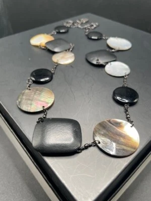 Collar de cadena de madera y madreperla firmado por Cookie Lee Foto 1 de 4