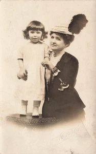 RPPC CHILD WITH WOMAN IN HAT WITH BIG FEATHER REAL PHOTO POSTCARD 072125 U - Picture 1 of 2