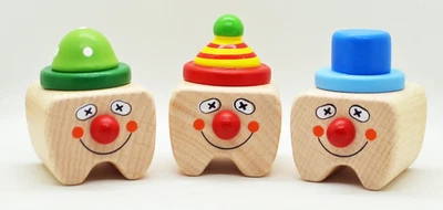 SMALL FOOT COMPANY Milchzahndose Clown aus Holz mit bunten Hüten Zahndose Baby Teeth Box