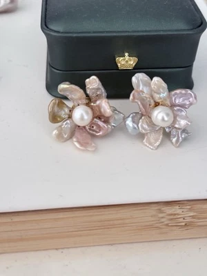 Pendientes de perlas Keshi de agua dulce modelo flor hechos a mano con cobre dorado Foto 1 de 4