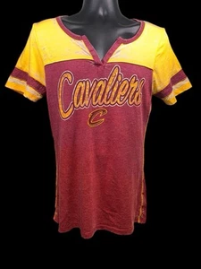 Camiseta 5th and Ocean Cleveland Cavaliers amarilla/borgoña cuello en V mujer mediana - Imagen 1 de 7