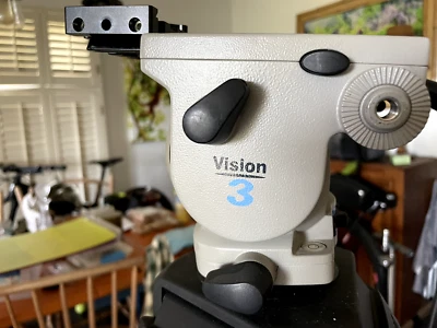 Cabezal de trípode Vinten Vision 3 con trípode de fibra de carbono Vinten- Foto 1 de 4