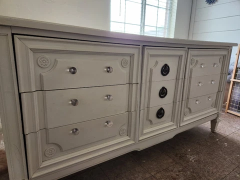 Thomasville 9 Drawer Dresser made by Huntley Furniture w/original Hardware Cover