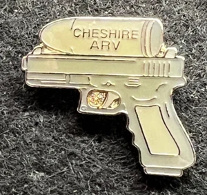 CHESHIRE ARV (VEHÍCULO DE RESPUESTA ARMADA) PISTOLA GLOCK POLICÍA PNTTR PIN INSIGNIA - Imagen 1 de 4