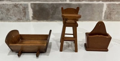 Móveis vintage de madeira para casa de bonecas - Berço, cadeira alta e porta-revistas - Imagem 1 de 4