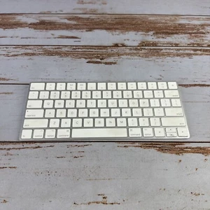 Apple MLA22LL Magic Keyboard (1. Gen) - Weiß (Englisch) - A1644 - Bild 1 von 3