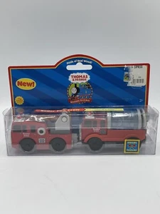 THOMAS & FRIENDS SODOR CREW POMPIERE SISTEMA FERROVIARIO LEGNO 2004 MOTORE SERBATOIO ROSSO - Foto 1 di 9