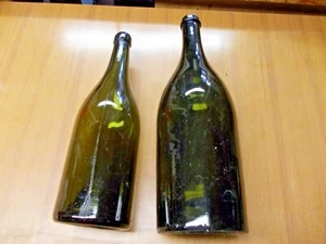 COPPIA DI VECCHI BOTTIGLIONI DA VINO IN VETRO SCURO - Picture 1 of 3