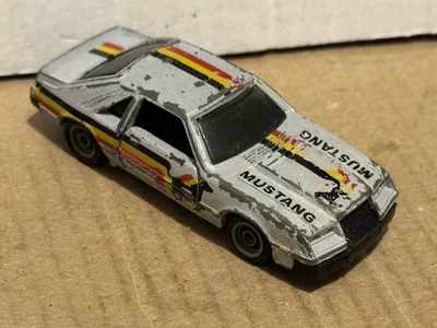 Cerraduras Kidco 1982 Ford Mustang 1982 neumáticos de goma puertas abiertas 1/64 Foto 1 de 3