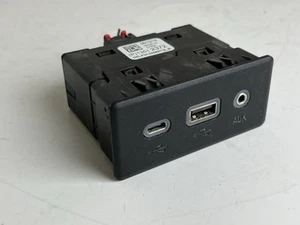 CHEVROLET EQUINOX 2019 AVANT AUX MÉDIAS USB TYPE C PRISE PORT OEM 13512372 - Photo 1 sur 6