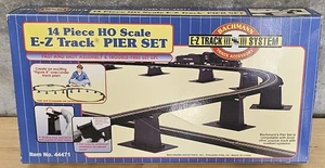 BACHMANN HO E-Z GLEIS GRADUIERUNGSSTEG SET 14 BÖCKE Zugüberführung BAC44471 NEU - Bild 1 von 3