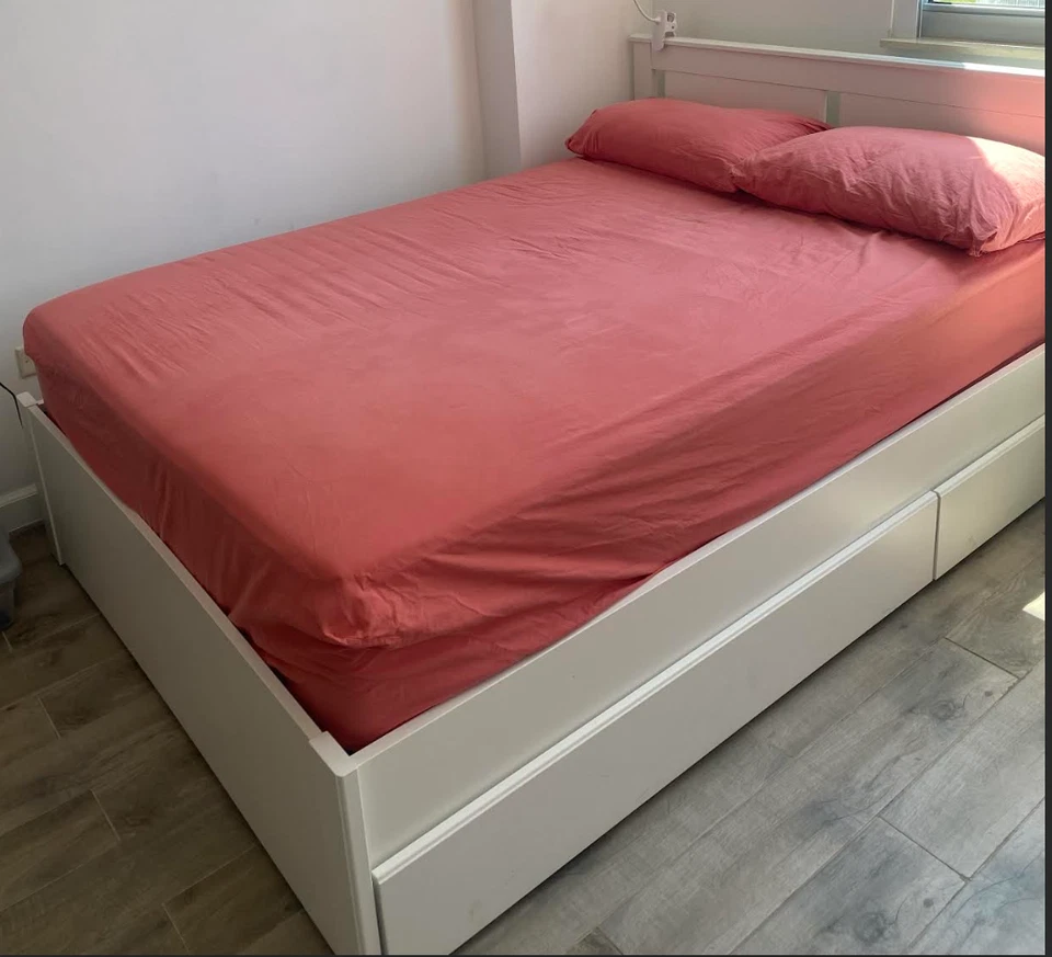 Marco de cama tamaño completo con cabecero + cuatro (4) cajones de almacenamiento de Ikea  Foto 1 de 1