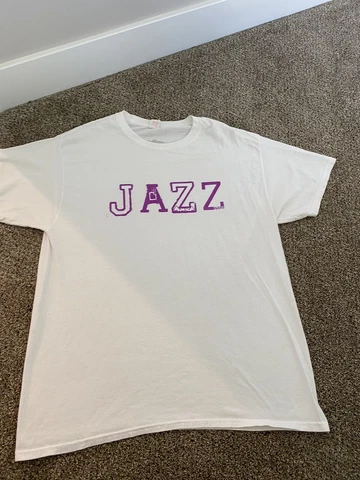 Men’s NBA Utah Jazz T-Shirt Size Large Mountain Screen Print Design Cover