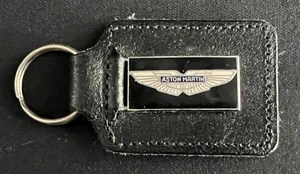 ASTON MARTIN ESMALTE PORCELANA VINTAGE CUERO COCHE LLAVERO INSIGNIA EMBLEMA - Imagen 1 de 6