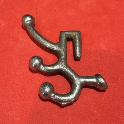 Un antiguo gancho pequeño de metal plateado de 3 puntas muy inusual Foto 1 de 4