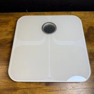 Fitbit Aria WLAN Smart Badezimmer Fitnessstudio Training Fitnesswaage weiß FB201W - Bild 1 von 3